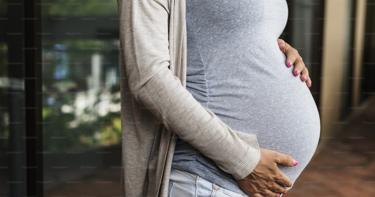 Glad gravid kvinna