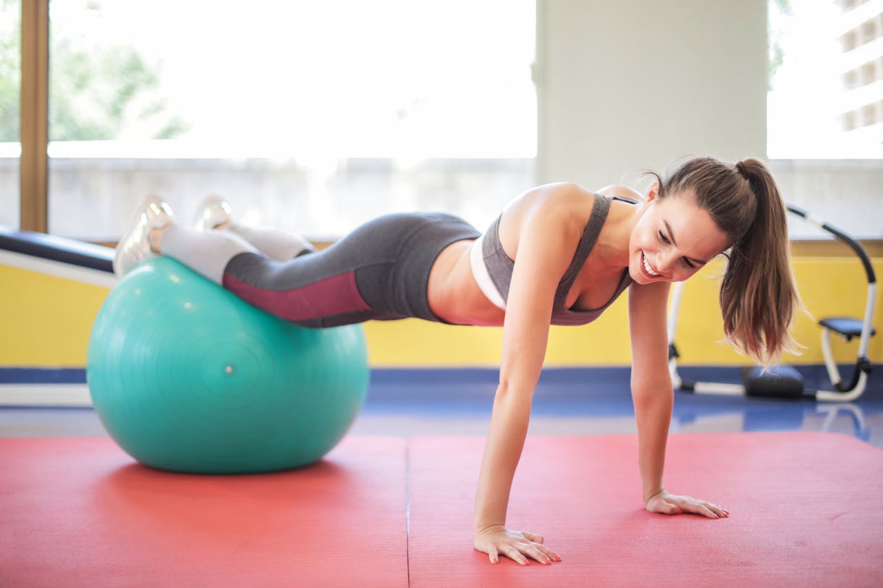 Kvinna i sport-BH tränar på gym – illustration till artikel om sport-BH och amning