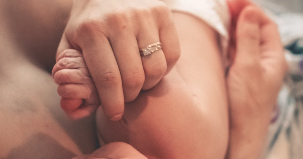 Nyfödd bebis nära mamma – behöver man bärsjal