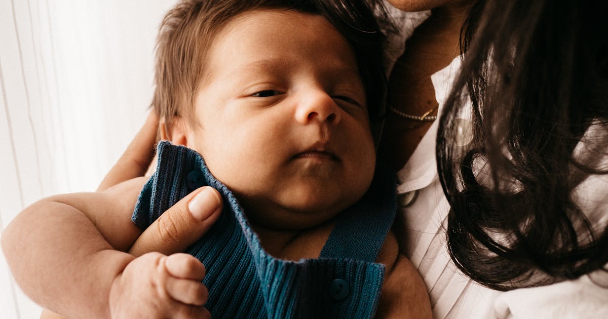 Mamma bär bebis på bröstet – bärsjal eller bärsele