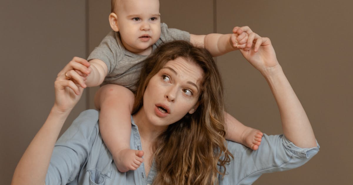 Mamma knyter bärsjal med bebis – steg för steg