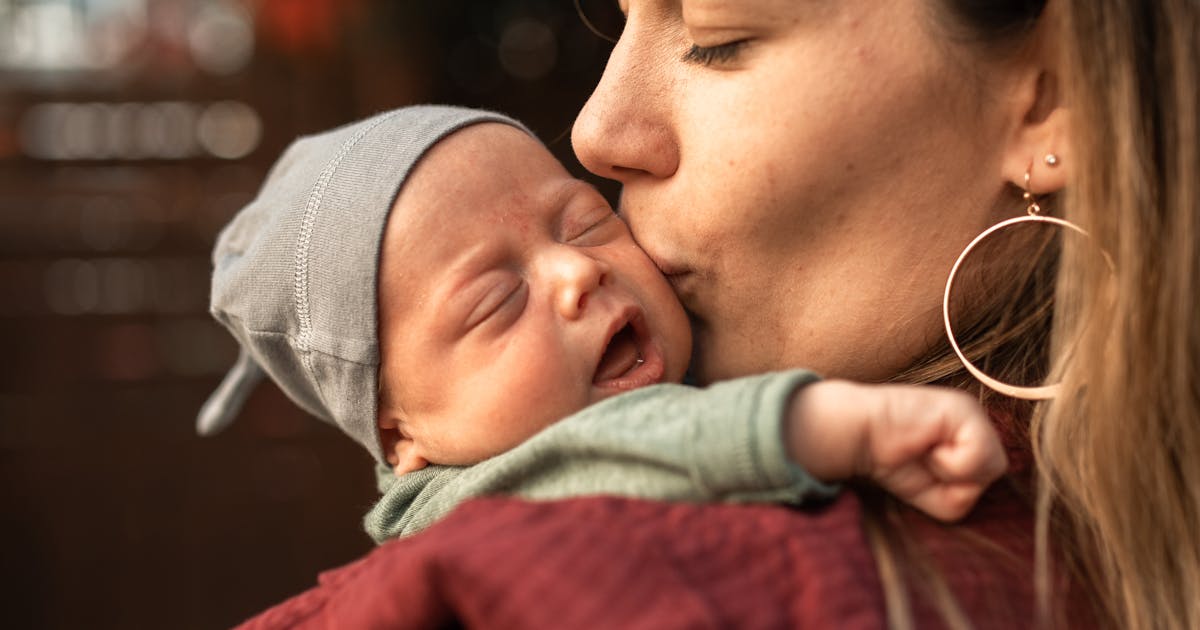 Mamma bär bebis i bärsjal – bästa bärsjalen 2026