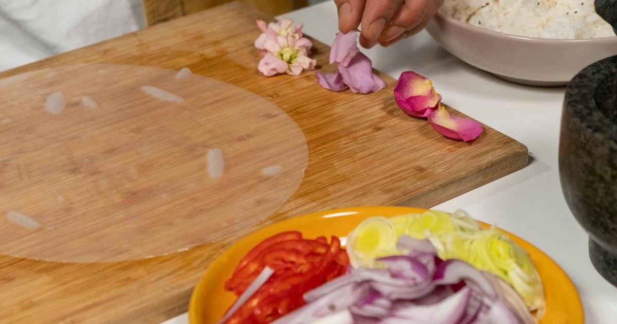 Kvinna i sovrum – läckande bröst på natten under amning