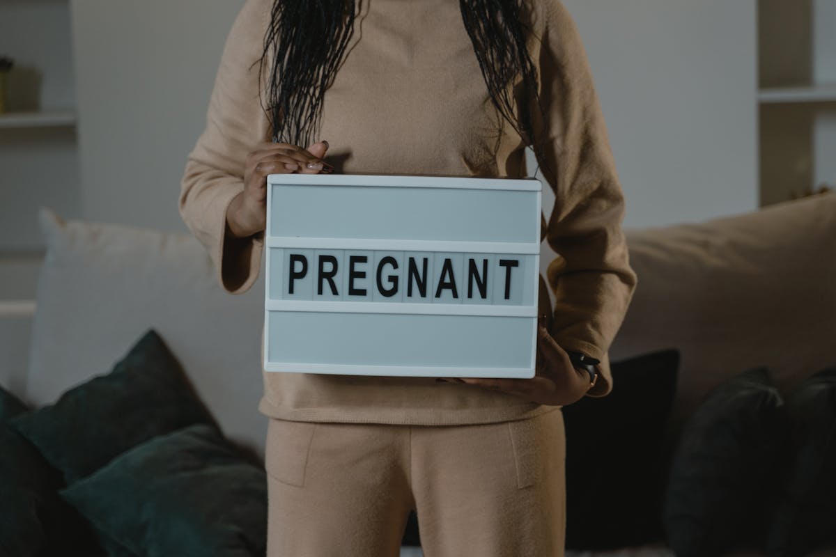 Gravid kvinna i jeans