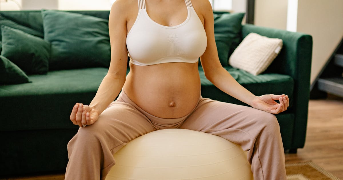 Gravid kvinna i soffa – när börja använda gravidkudde