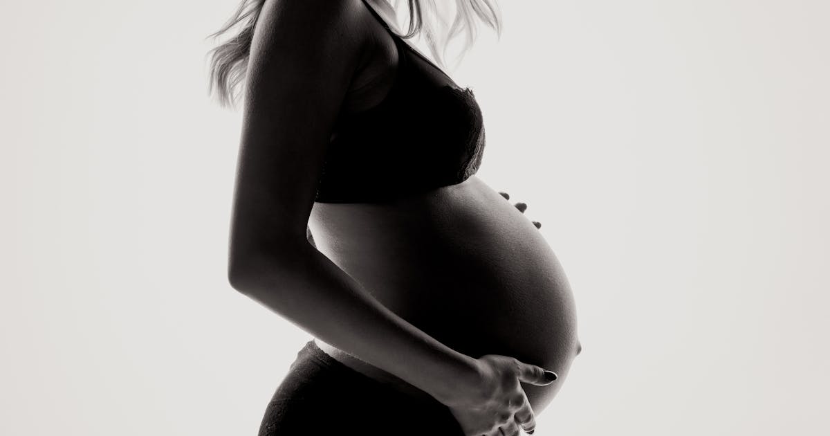 Gravid kvinna vilar – så väljer du rätt gravidkudde