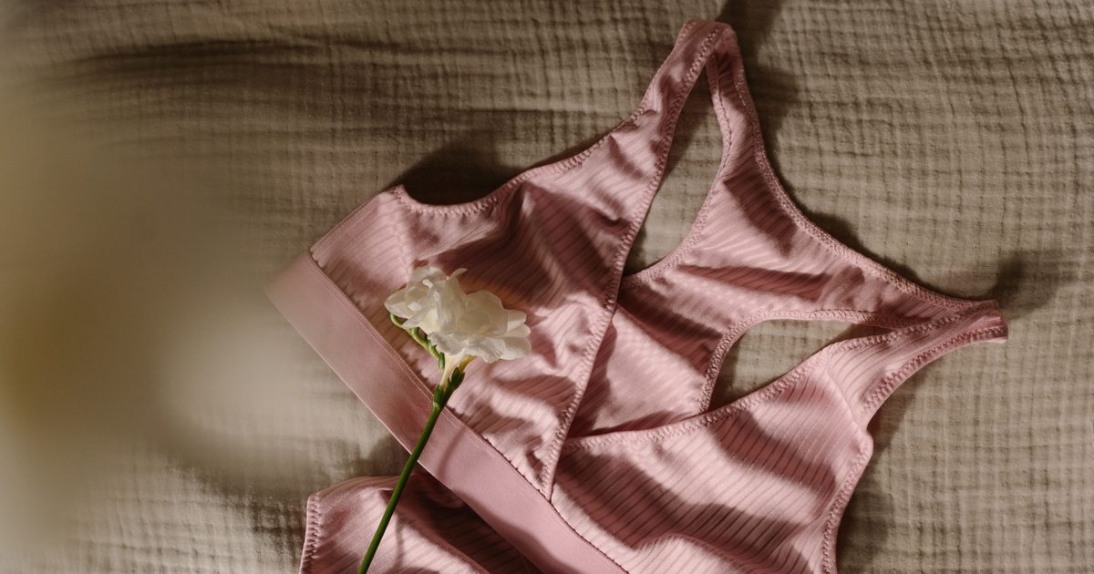 Mjuk byggelfri BH i rosa ligger utbredd på en säng