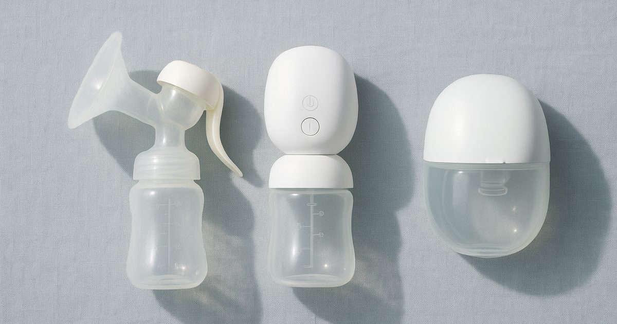 En manuell, en elektrisk och en wearable bröstpump i top-down-vy på svalt linne – AI-genererad bild